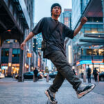 Homem usando look streetwear em cenário urbano para fotografia de moda