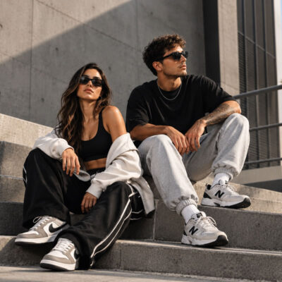 Look athleisure com camiseta oversized, calça jogger e tênis casual em cenário urbano
