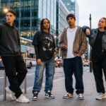 Modelos com looks de streetwear em cenário urbano contemporâneo